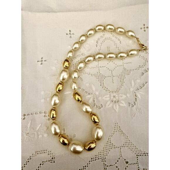 Vtg NAPIER Necklace Pearls & Gold Tone Beads Oval White Grannycore - Picture 2 of 5